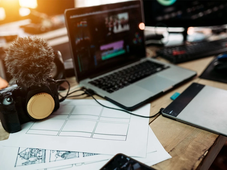 Productieapparatuur, waaronder een monitor, laptop, camera en microfoon